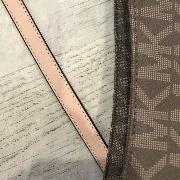 Like new Michael Kors crossbody purse - Picture 10 of 11